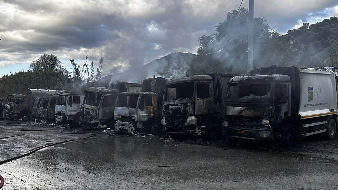 Στάχτες οκτώ από τα 10 απορριμματοφόρα στο Μαλεβίζι Ηρακλείου – Εμπρησμό «βλέπουν» οι Αρχές