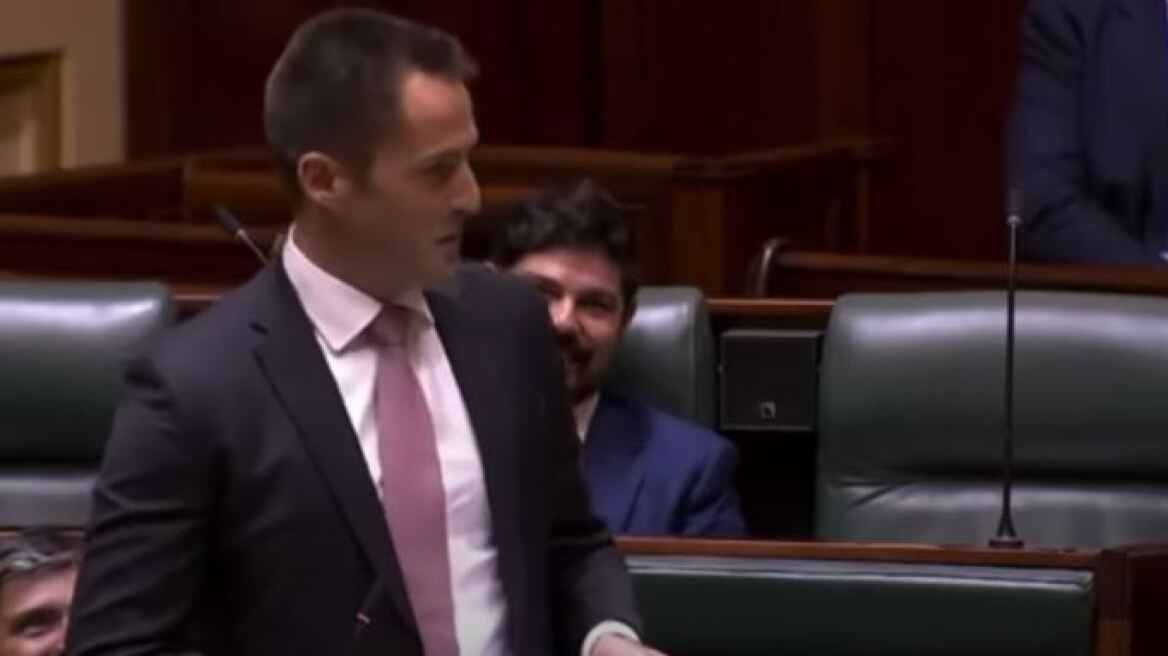 Βουλευτής στην Αυστραλία έκανε πρόταση γάμου από το βήμα του κοινοβουλίου - Δείτε βίντεο