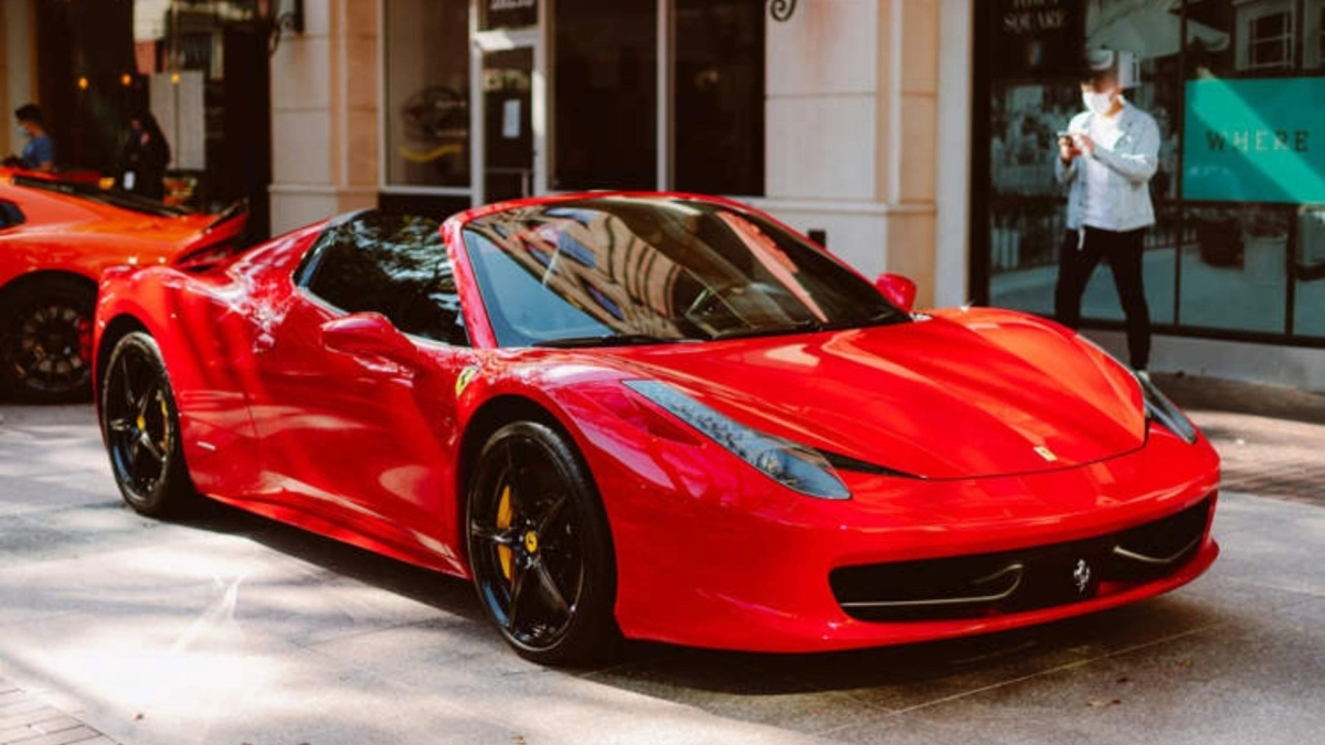 Video: Παιδιά έκαναν τσουλήθρα σε Ferrari 500.000 ευρώ - H αντίδραση του ιδιοκτήτη