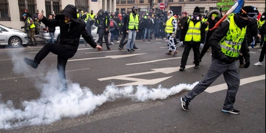 Οι πρώτες «μάχες» των «Κίτρινων Γιλέκων» με την αστυνομία ξεκίνησαν στο Παρίσι