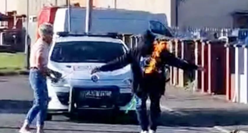 VIDEO Άνδρας αυτοπυρπολήθηκε και έσυρε με το μόριό του περιπολικό για 40 μέτρα - Κι όλα για καλό σκοπό!