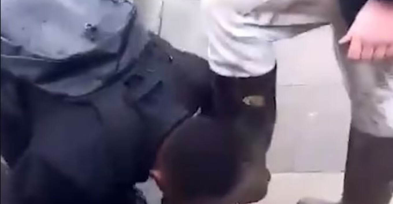 Βρετανία: Αδιανόητο bullying σε μαθητή - Τον έβαλε να φιλήσει τις μπότες του - Δείτε βίντεο