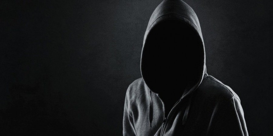 Κουκουλοφόροι μπούκαραν σε περίπτερο, απείλησαν με μαχαίρι τον υπάλληλο και άρπαξαν λεφτά από το ταμείο