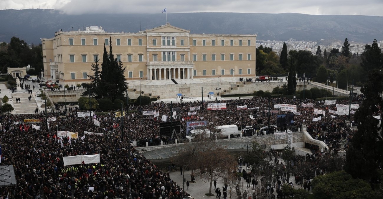 LIVE – Τέμπη: Συγκίνηση – Έλαβαν παρουσίες στο όνομα των θυμάτων