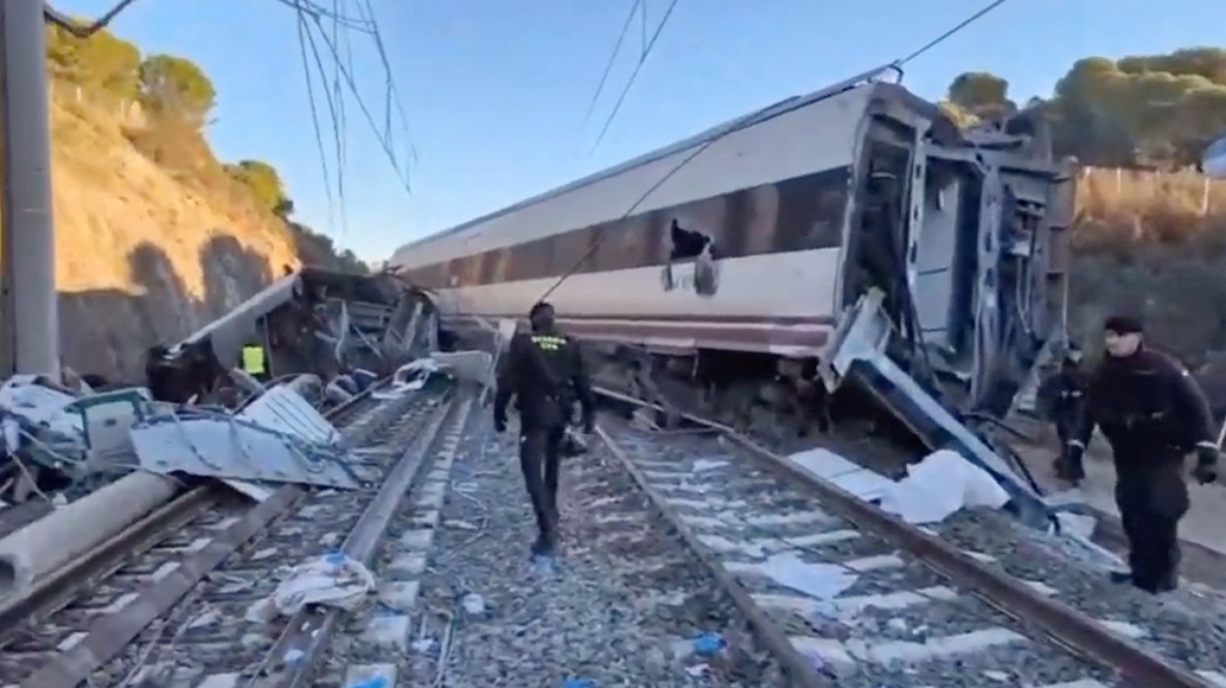 Σιδηροδρομική τραγωδία στην Ισπανία: Εντόπισαν σπασμένο σύνδεσμο στις ράγες - Στους 39 οι νεκροί από τον εκτροχιασμό και τη σύγκρουση τρένων