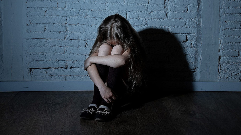Βιασμός 8χρονης στη Ρόδο: «Η μητέρα μου έπαιρνε ουσίες, μεγάλωσα σε ορφανοτροφείο», λέει η 24χρονη κόρη της δράστριας