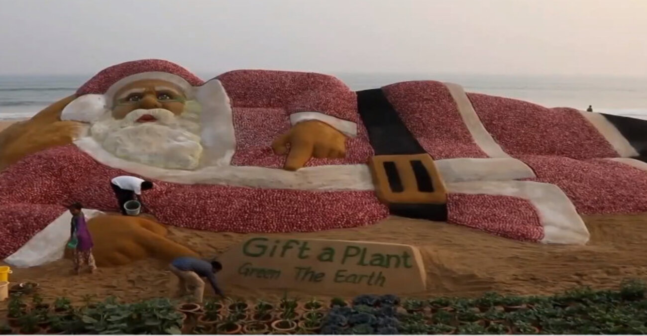 Ινδία: Στο βιβλίο Γκίνες ο «πράσινος» Άγιος Βασίλης από κρεμμύδια - «Κάντε δώρο ένα φυτό» - Δείτε βίντεο