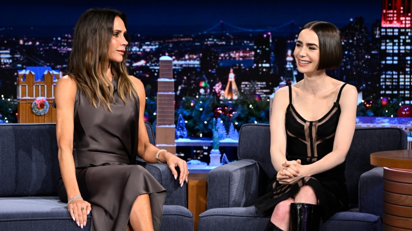 VIDEO: Η Λίλι Κόλινς γνώρισε τη Βικτόρια Μπέκαμ και έβαλε τα κλάματα