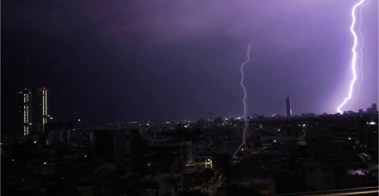 Απίστευτο βίντεο: Κεραυνός σκάει μέσα σε γειτονιά της Λεμεσού 