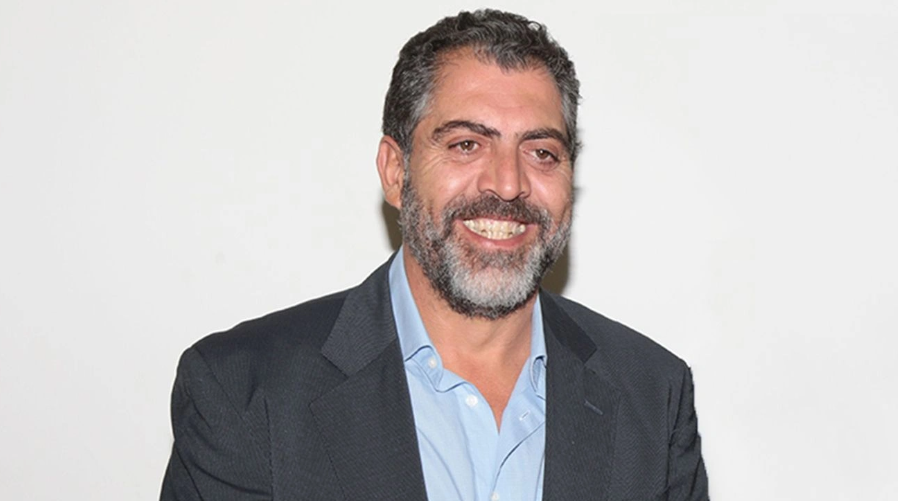 Ο Κούλλης Νικολάου έκλεισε τα 56 - Η φωτογραφία με την τούρτα γενεθλίων του μέσα σε πισίνα