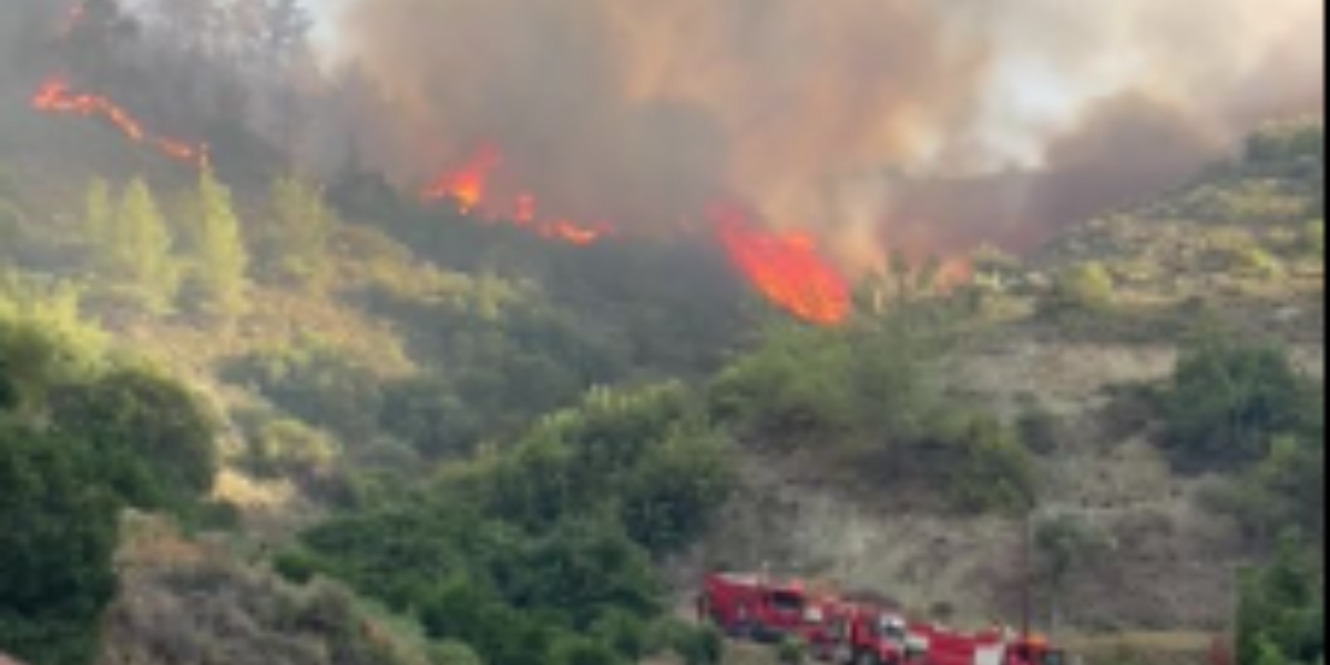 Πυρκαγιά στην Διερώνα: Ενισχύονται οι δυνάμεις - Πάνω από 100 πυροσβέστες στην μάχη με τις φλόγες, εκκενώθηκαν κατοικίες - Βίντεο