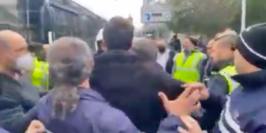 Πιάστηκαν στα χέρια στη διαμαρτυρία – Βίντεο από το σημείο έντασης μεταξύ οδηγών λεωφορείων