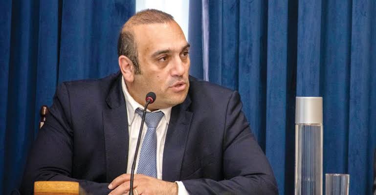 Καρούσος σε Χριστοδουλίδη: «Η πολιτική συνέπεια δεν κρίνεται από τα λόγια, αλλά από τις επιλογές»