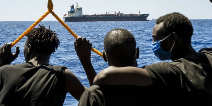 Μετά από 40 μέρες σε δανέζικο τάνκερ στη Μεσόγειο, 25 μετανάστες αποβιβάστηκαν στη Σικελία