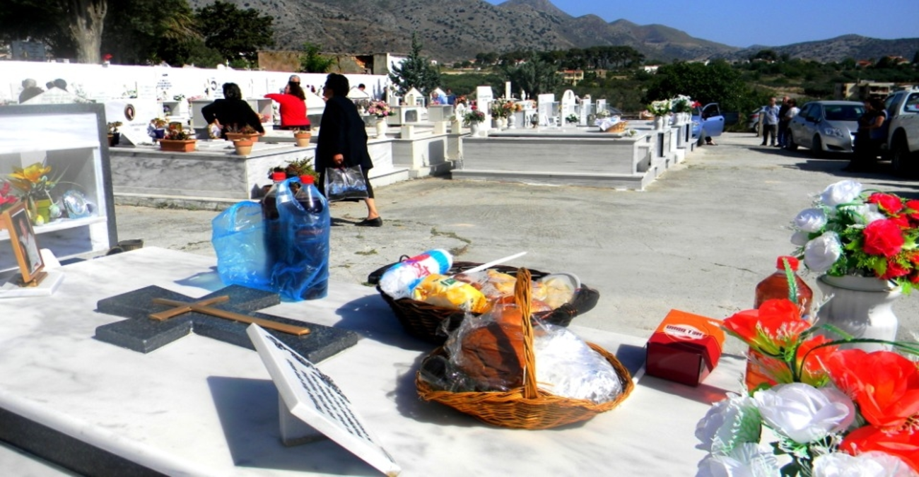 Σε αυτό το μέρος της Ελλάδας το γεύμα μετά την Ανάσταση γίνεται στα... νεκροταφεία - Εικόνες
