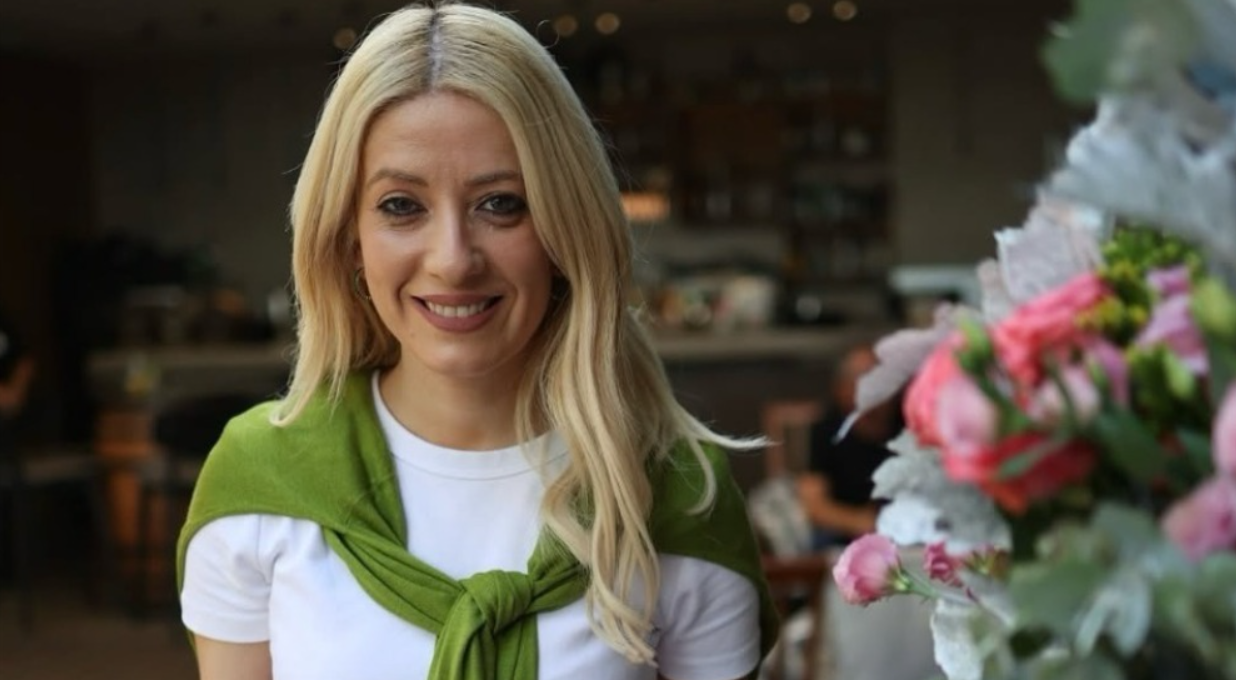 Στιγμές χαλάρωσης για την Aννίτα Δημητρίου: Παίζει επιτραπέζια παιχνίδια με τη βαφτιστήρα της - Φωτογραφίες