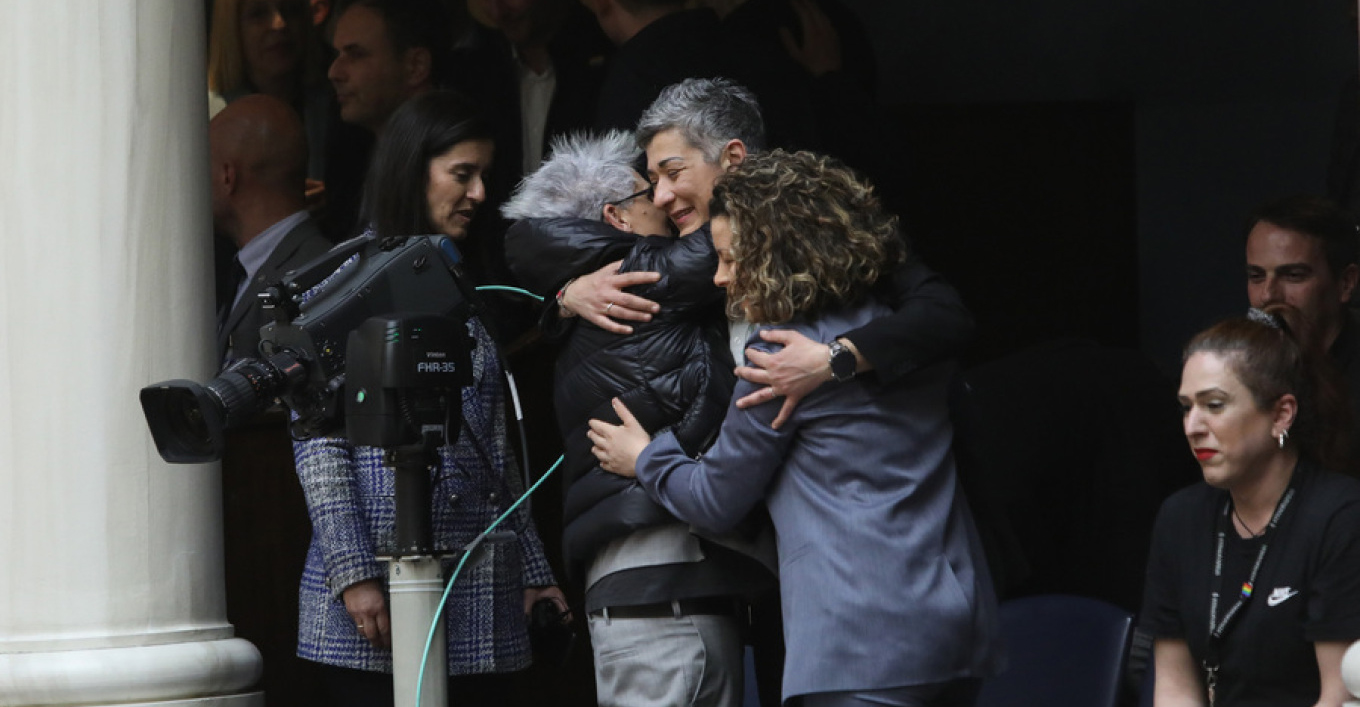 Ελλάδα - Γάμος ομοφύλων: Καρδούλες, αγκαλιές αλλά και επεισόδια για την ψήφιση του νομοσχεδίου στη Βουλή