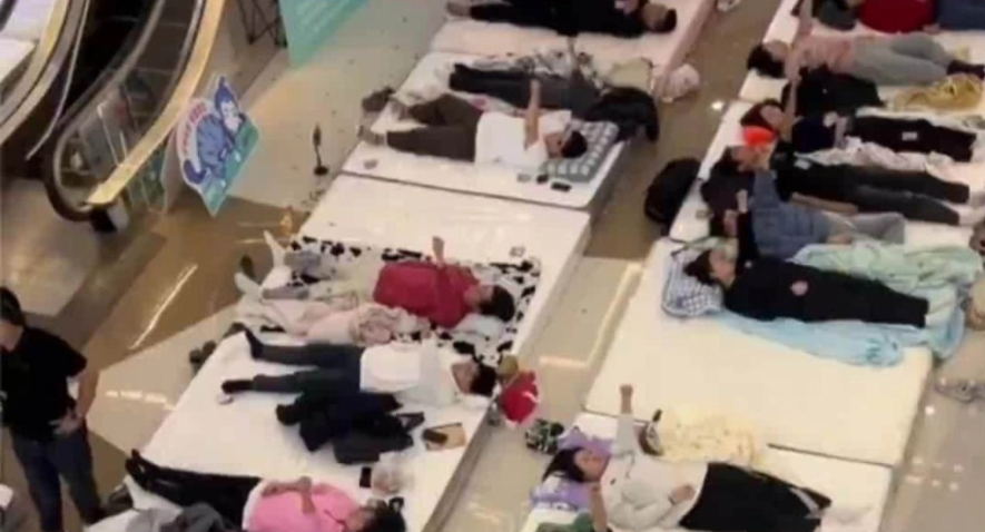 VIDEO: Κέρδισε τον πιο «απαιτητικό» διαγωνισμό ξαπλώματος - 33 ώρες και 35 λεπτά χωρίς να σηκωθεί ούτε για τουαλέτα