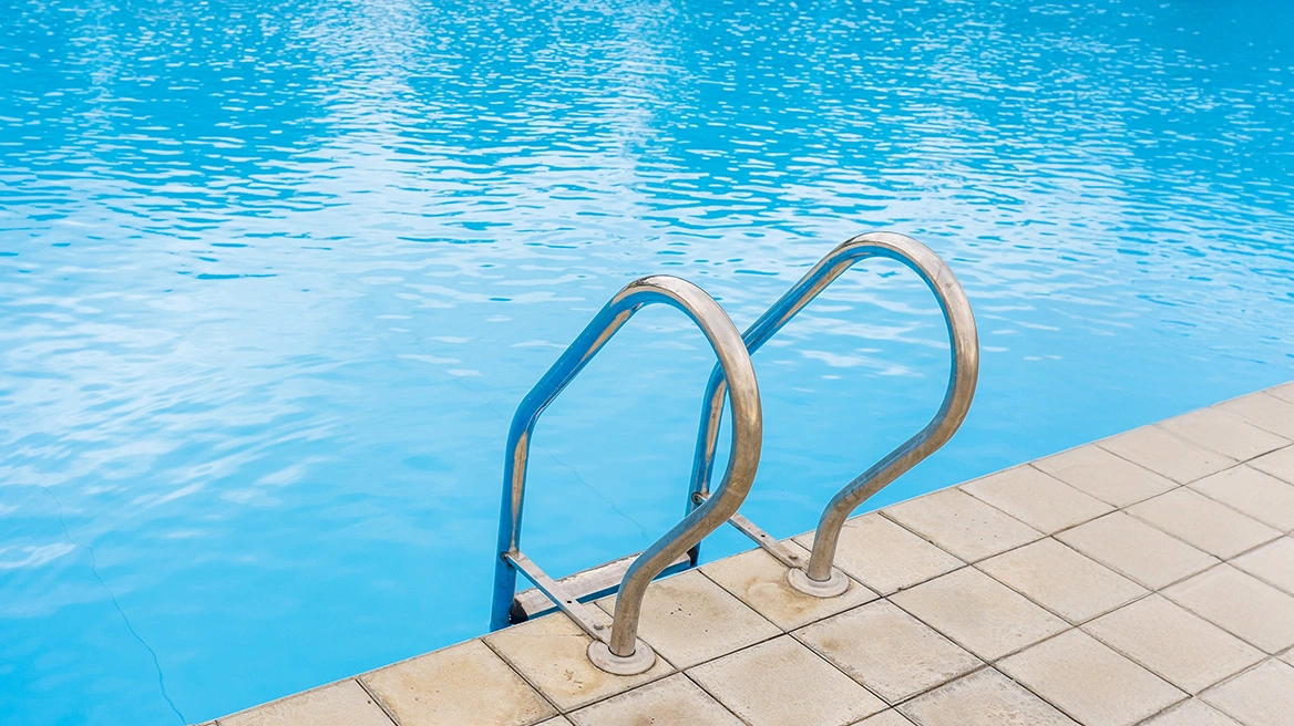 Παραλίγο τραγωδία: Πεντάχρονο παιδάκι τραυματίστηκε σε πισίνα: Δίνει μάχη στο χειρουργείο