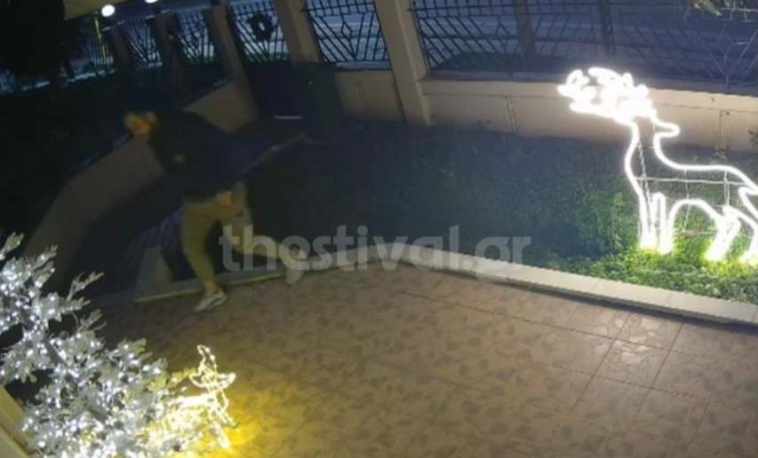 VIDEO: Ο κλέφτης των Χριστουγέννων υπάρχει και... ξαφρίζει τις αυλές σπιτιών - Πώς «τον πήραν είδηση»