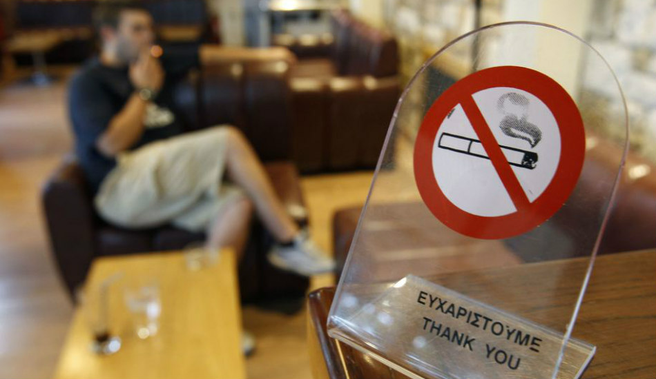 Εντείνονται οι έλεγχοι για το κάπνισμα σε κλειστούς δημόσιους χώρους από την Αστυνομία- Συστάσεις από τον Γεν. Ελεγκτή 