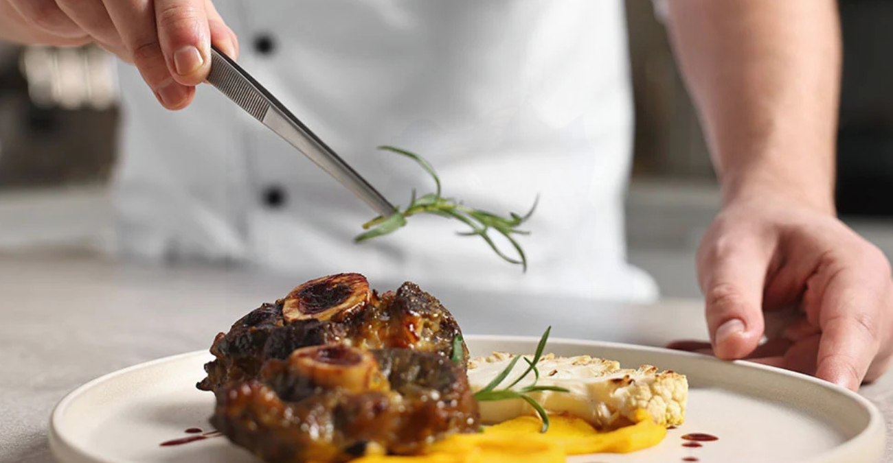 Ελλάδα: Συνελήφθη τηλεοπτικός σεφ για χρέη 350.000 ευρώ προς το Δημόσιο