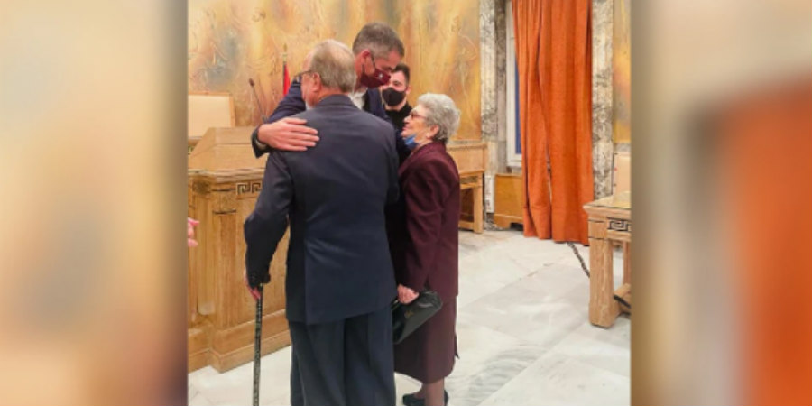 «Δεν ήθελε να με παντρευτεί, αλλά την κατάφερα», λέει ο 87χρονος που παντρεύτηκε χθες στο Δημαρχείο της Αθήνας