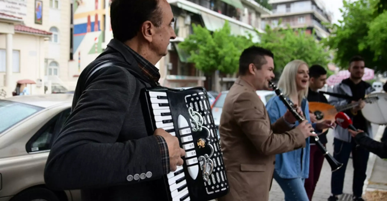 Εκλογές Ελλάδα: Υπό τους ήχους... κλαρίνων ψηφίζουν οι πολίτες στη Λάρισα