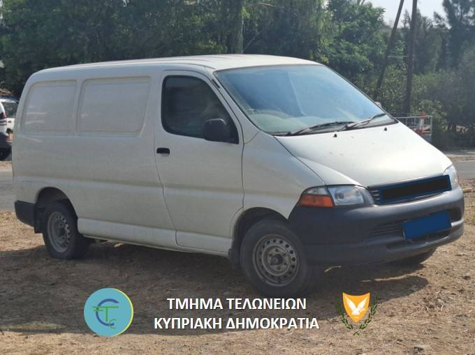 Έκαναν «φύλλο και φτερό» 3 εμπορικά οχήματα - Κατασχέθηκαν 900 κούτες καπνικά προϊόντα - Δείτε φωτογραφίες