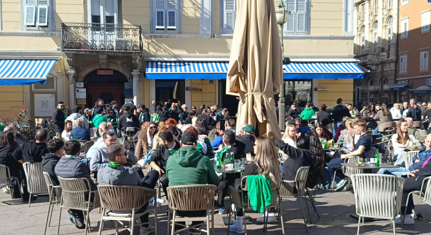 VIDEO: Άρχισαν το... ζέσταμα οι Ομονοιάτες - Μαζεύτηκαν και δίνουν ρυθμό στην Κροατία