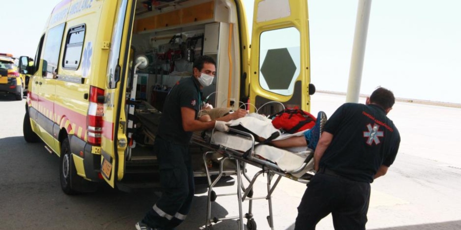 ΚΟΡΝΟΣ: Τροχαίο ατύχημα με μοτοσικλετιστή - Μεταφέρθηκε με ασθενοφόρο στις Πρώτες Βοήθειες 