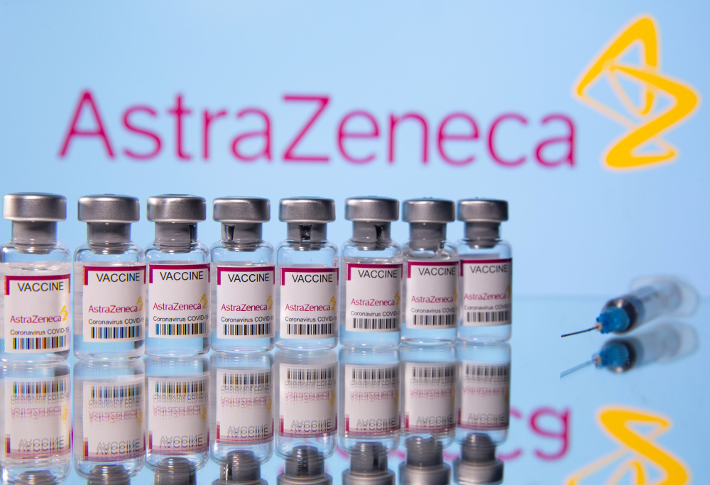 AstraZeneca: Το εμβόλιο σχετίζεται με ελαφρώς αυξημένο κίνδυνο για αυτοάνοση αιμορραγία