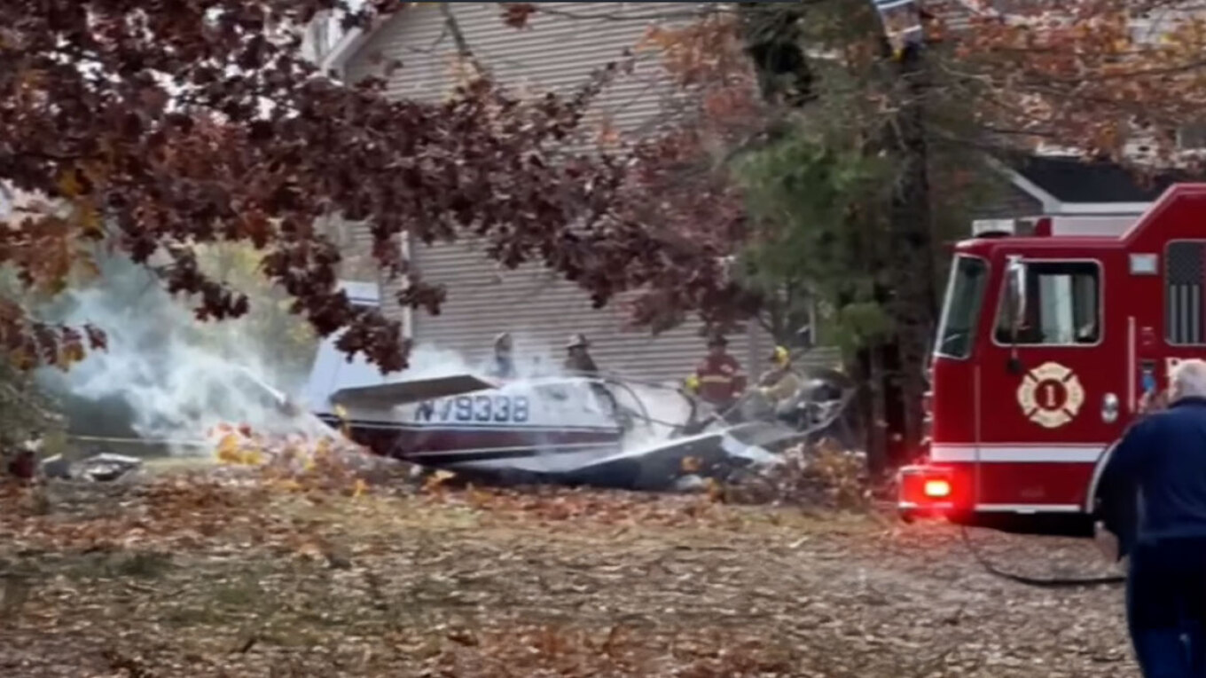 Συντριβή μικρού αεροσκάφους έξω από σπίτι στη Σαρατόγκα Νέας Υόρκης - Νεκρός ο πιλότος, ένας σοβαρά τραυματίας - Δείτε βίντεο 