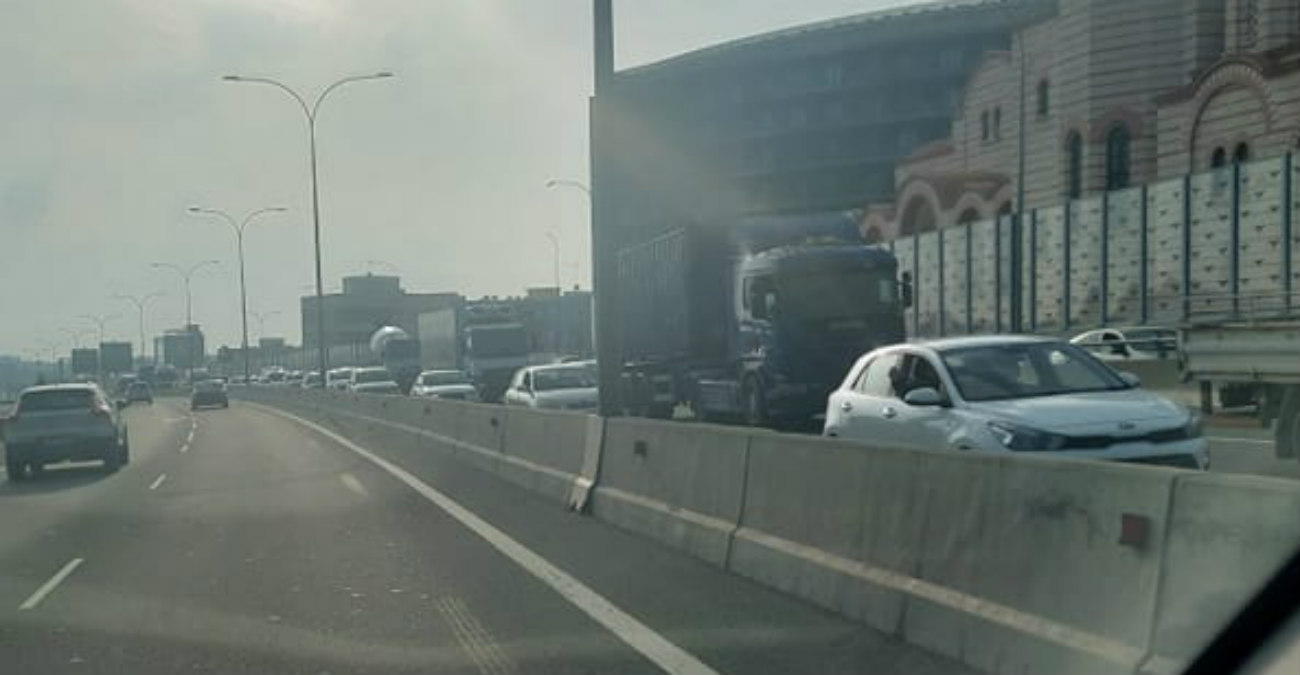 Καραμπόλα με τρία οχήματα και φορτηγό προκάλεσε «πανικό» στον αυτοκινητόδρομο – Δυο τραυματίες – Φωτογραφίες 