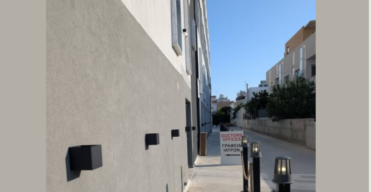 Έντονες διαμαρτυρίες για τον διάδρομο των νέων ιατρείων: Ζητούν σκίαστρο και μετακίνηση των φωτιστικών