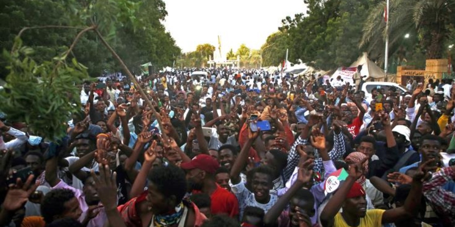 Δακρυγόνα σε διαδηλωτές έξω από το προεδρικό μέγαρο στο Σουδάν