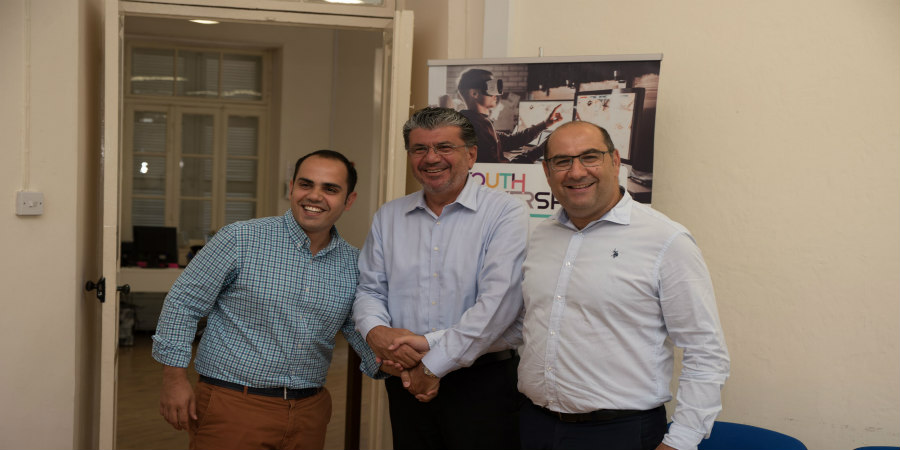 Ο Ψηφιακός Πρωταθλητής της Κύπρου ενισχύει το καινοτόμο πρόγραμμα Youth Makerspace με ηλεκτρονικούς υπολογιστές