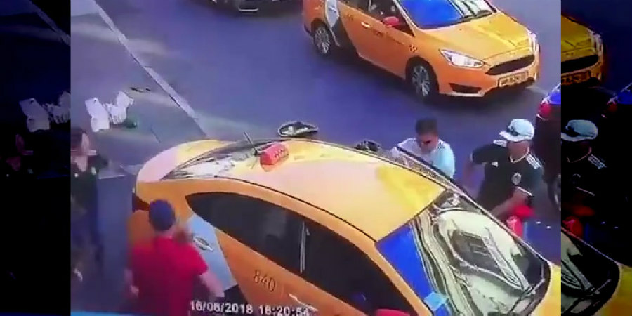 Η στιγμή όπου ο οδηγός ταξί πέφτει σε οπαδούς στο Μουντιάλ - VIDEO