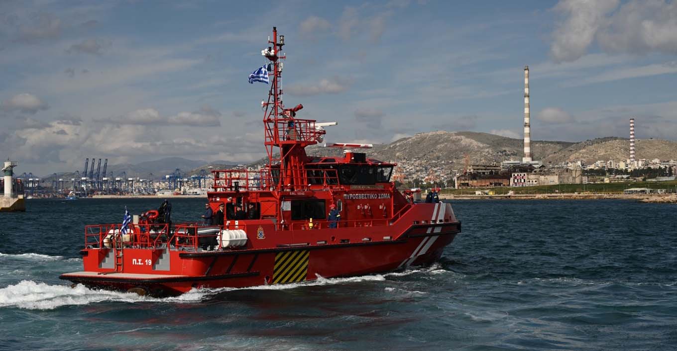 Στις φλόγες πλοίο με σημαία της Κύπρου στη Δραπετσώνα - Επιχειρούν 15 πυροσβέστες 