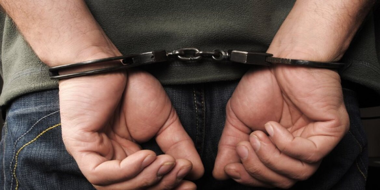 Χειροπέδες σε 57χρονο - Κατηγορείται για σεξουαλική παρενόχληση δύο αδελφών