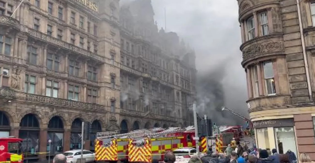 Σκωτία: Στις φλόγες τυλίχθηκε ιστορικό πολυκατάστημα στο Εδιμβούργο - Δείτε βίντεο