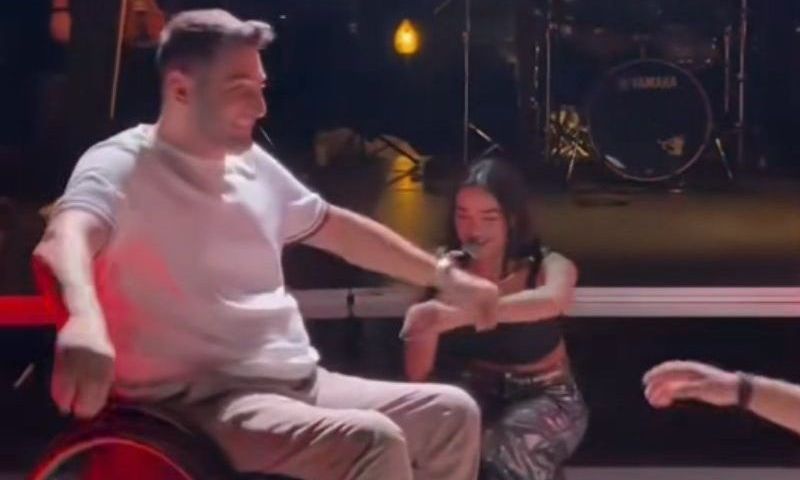 VIDEO: Σήκωσε το αμαξίδιό του και χόρεψε ζεϊμπέκικο - Η στιγμή που κέρδισε το χειροκρότημα