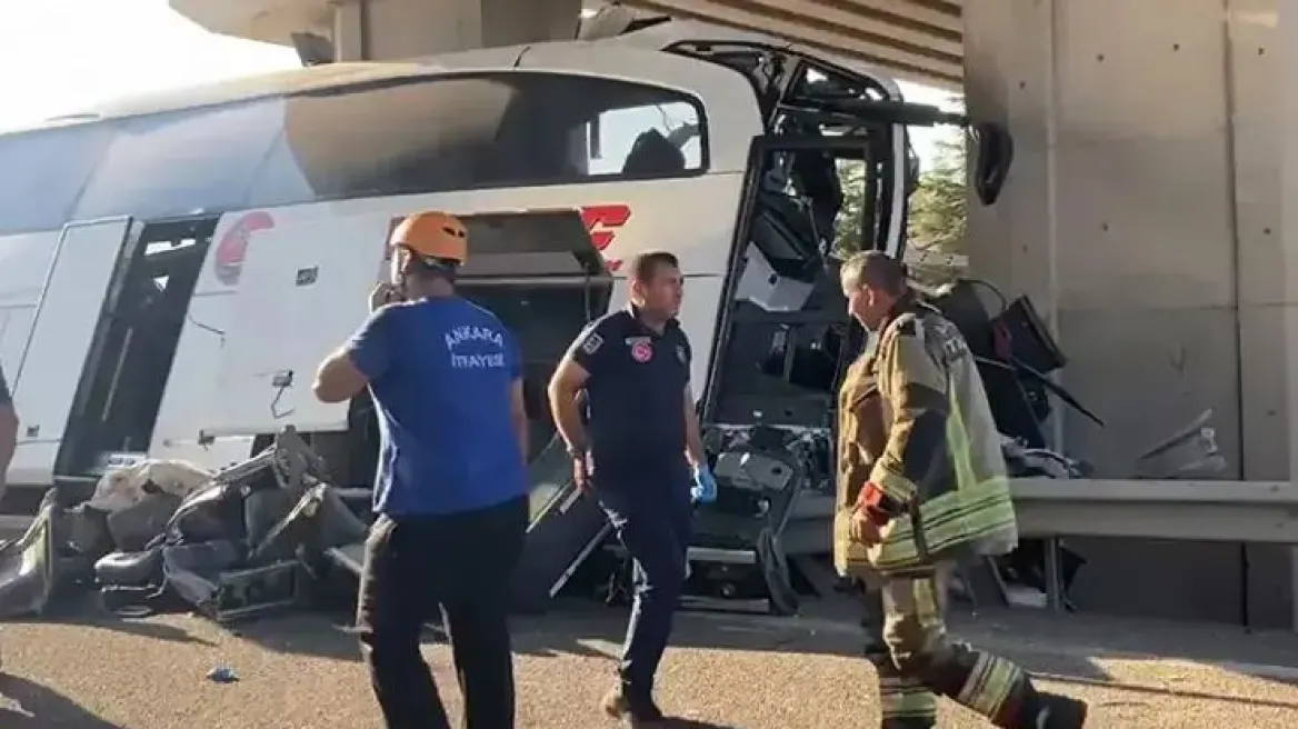 Τραγωδία στην Τουρκία: 9 νεκροί από πρόσκρουση λεωφορείου σε μπαριέρες κάτω από γέφυρα - Φόβοι ότι ο οδηγός κοιμήθηκε στο τιμόνι