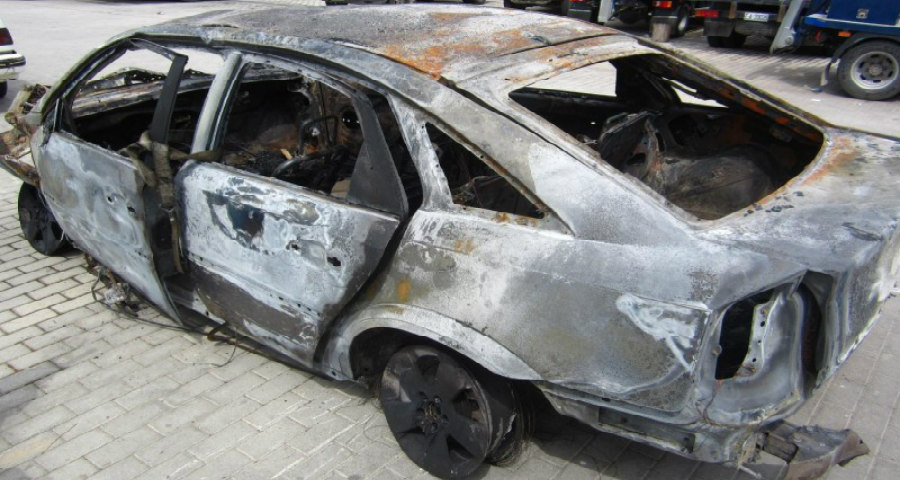 ΛΕΜΕΣΟΣ: Στις φλόγες παραδόθηκε αυτοκίνητο πολυτελείας - Του το έκαψαν έξω από το σπίτι 
