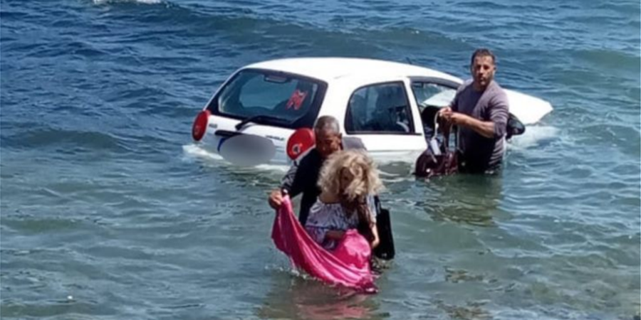 Ελλάδα: Βουτιά οχήματος στην θάλασσα - Θαρραλέοι περαστικοί έσωσαν την οδηγό που υπέστη σοκ - ΦΩΤΟΓΡΑΦΙΕΣ 