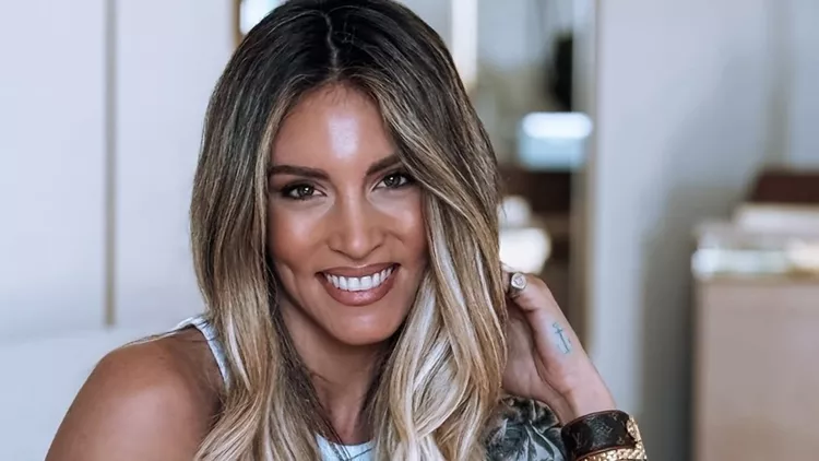 Στους καταρράκτες Ιγκουασού με το μαγιό της η Αθηνά Οικονομάκου και η θέα «κόβει» την ανάσα