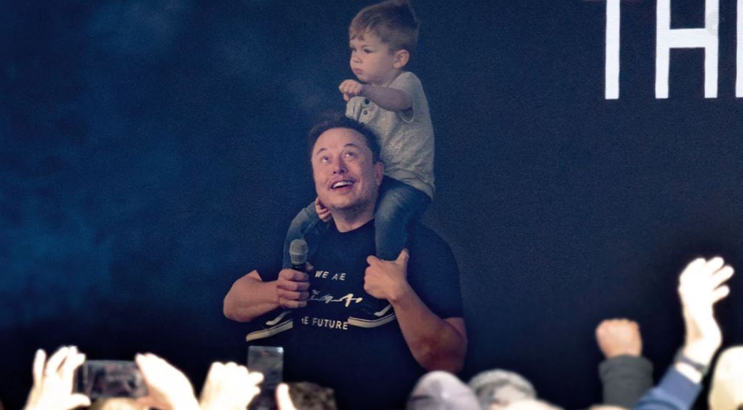Γερμανία: Με τον 4χρονο γιο του πήγε ο Μασκ στο εργοστάσιο της Tesla που χτυπήθηκε από σαμποτέρ - Βίντεο