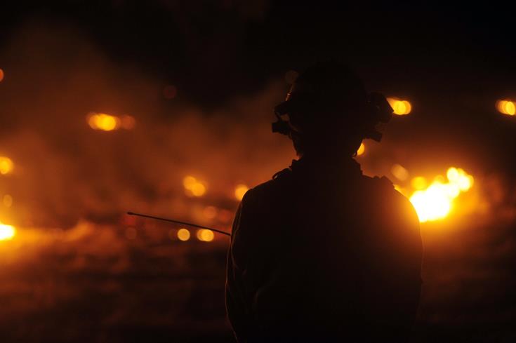 Μάχη με τις πολλές δεκάδες πυρκαγιές δίνουν οι πυροσβέστες σε όλη την Καλιφόρνια