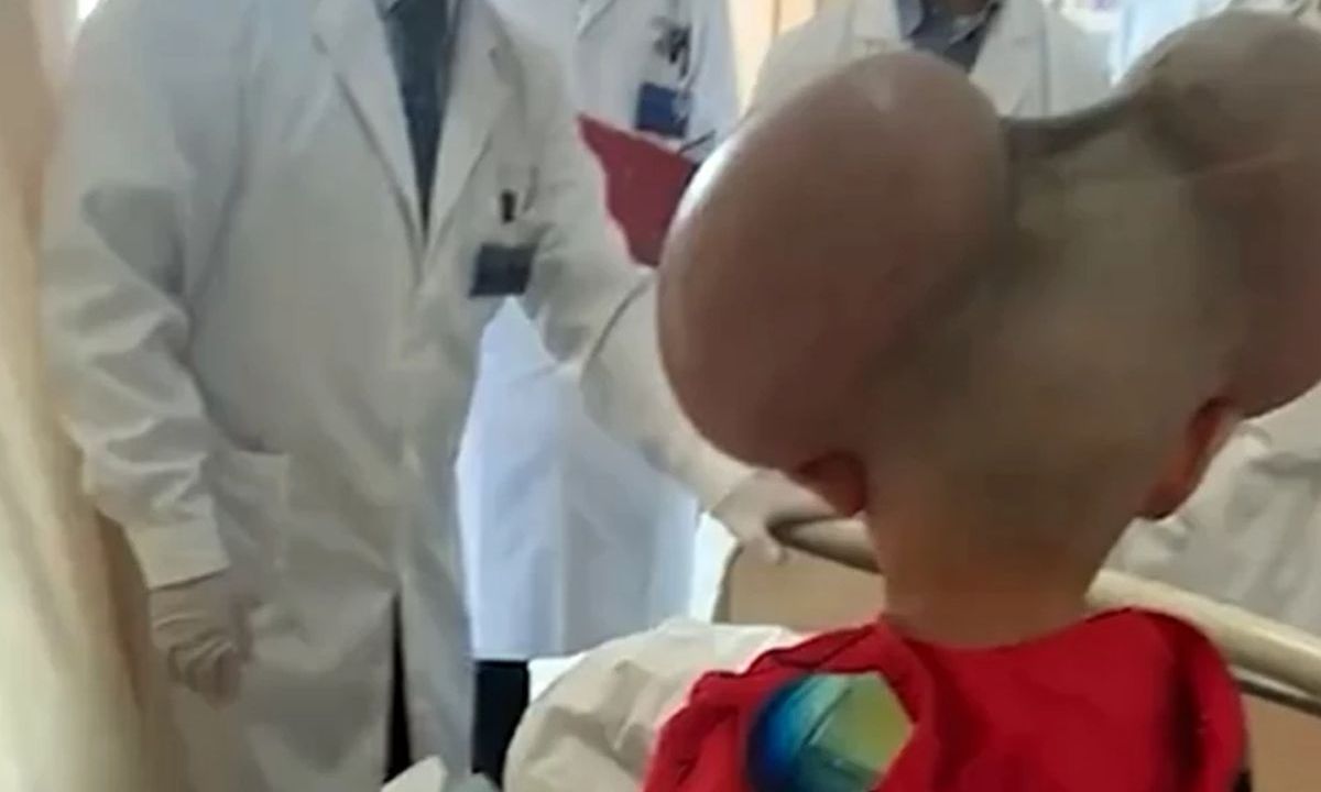 Video: Παγκόσμια συγκίνηση για το παιδί «Μίκυ Μάους» - Η σπάνια ασθένεια και η θεραπεία