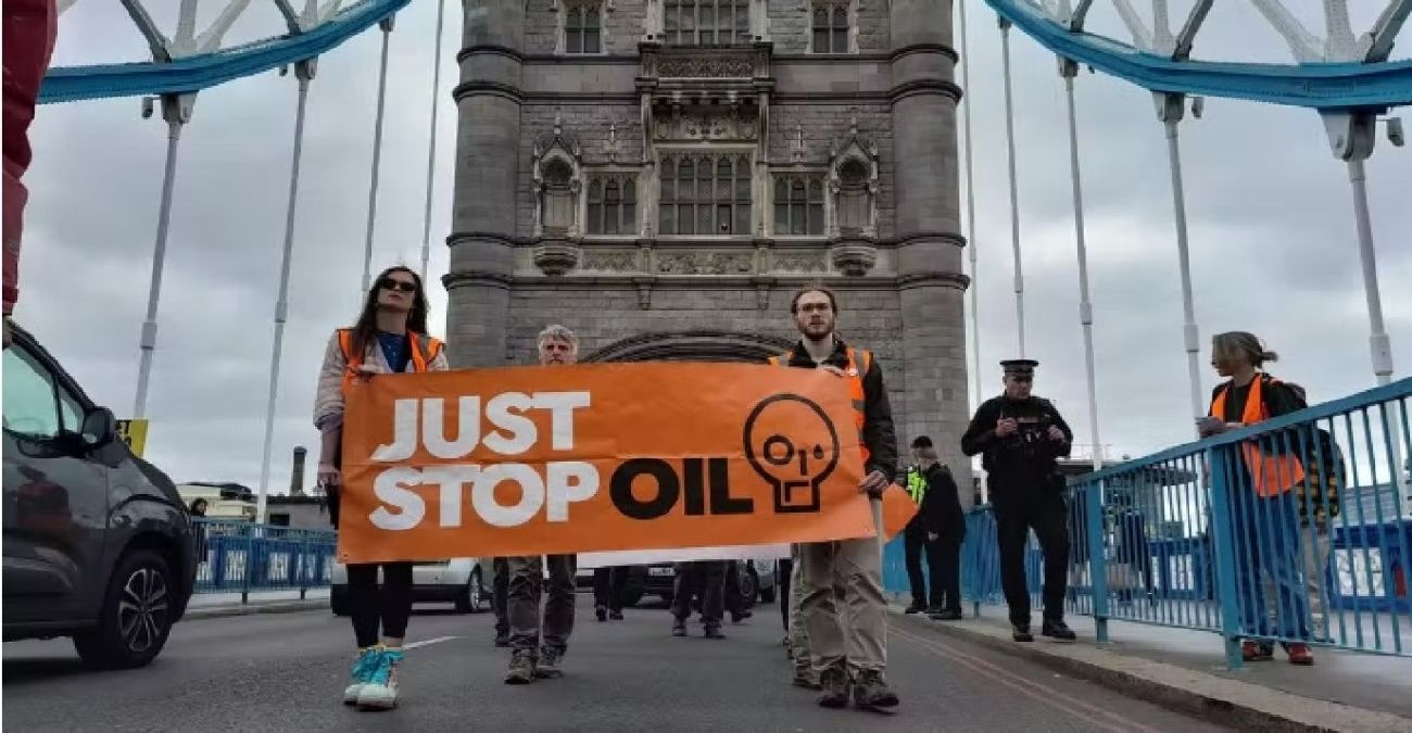 Βρετανία: Ακτιβιστές διέκοψαν την κυκλοφορία σε τέσσερις γέφυρες του Λονδίνου – Ποιο το αίτημά τους